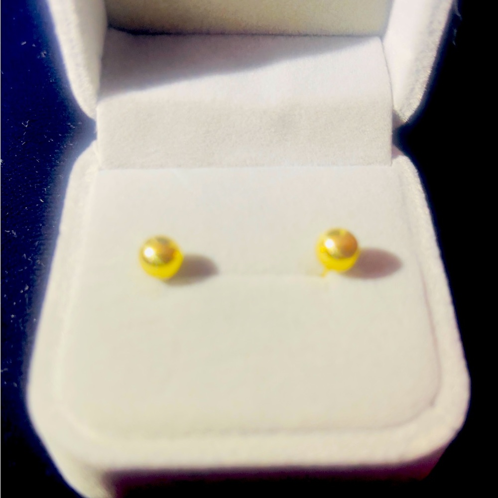 10k gold ball stud earrings.